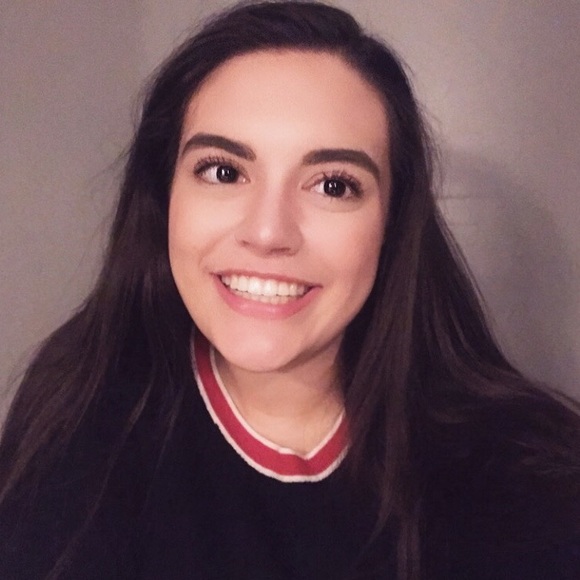 Poshmark profile picture for @enchantment